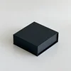 Caja negra con tapa abatible