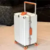 Blanco y naranja