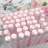 cepillo para cejas con tubo rosa