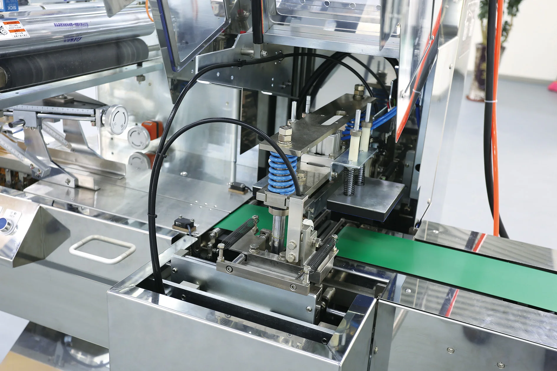 Ruipuhua Keed Automatic Cookis Biscuits Cracker Butterfly Puff Pastry Pillow Packaging Machine