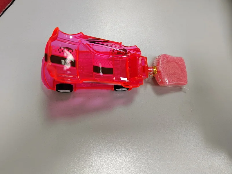 Оптовая продажа новинка детские мини-игрушки со свистком спортивный автомобиль форма леденца конфеты