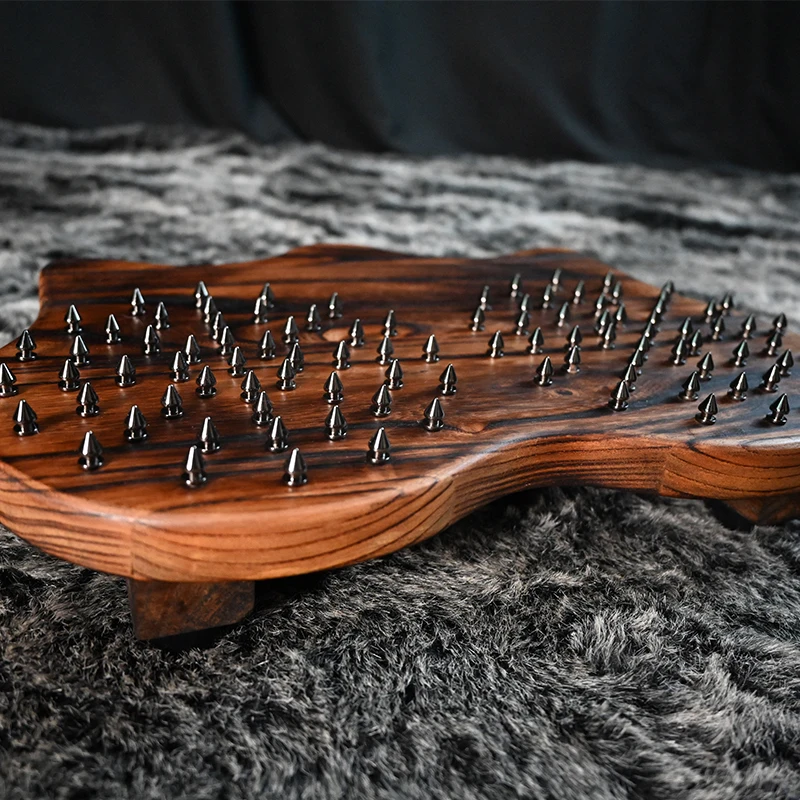 Jinsiy qullikda styuardessa Gey erkakning oyoqlarini yalaydi (porno)