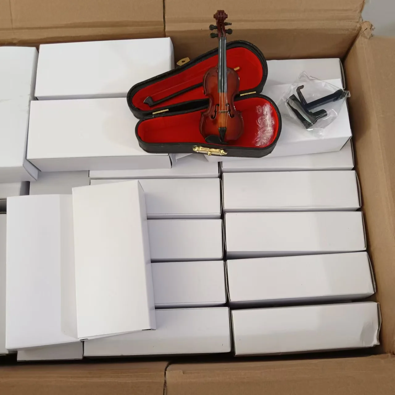 Mini modelo de violín Mini modelo de instrumento musical, modelo de violín de madera, accesorios de casa de muñecas para escritorio, mesita de noche, decoración del hogar, modelo de violín en Mini modelo de violín Mini modelo de instrumento musical, modelo de violín de madera, accesorios de casa de muñecas para escritorio, mesita de noche, decoración del hogar, modelo de violín en