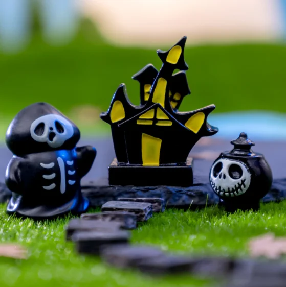 ZXSWEET Halloween Dorf Zubehör Set – Miniatur-Figuren, Bäume, Kürbisse & Deko Für Gruselige Partys