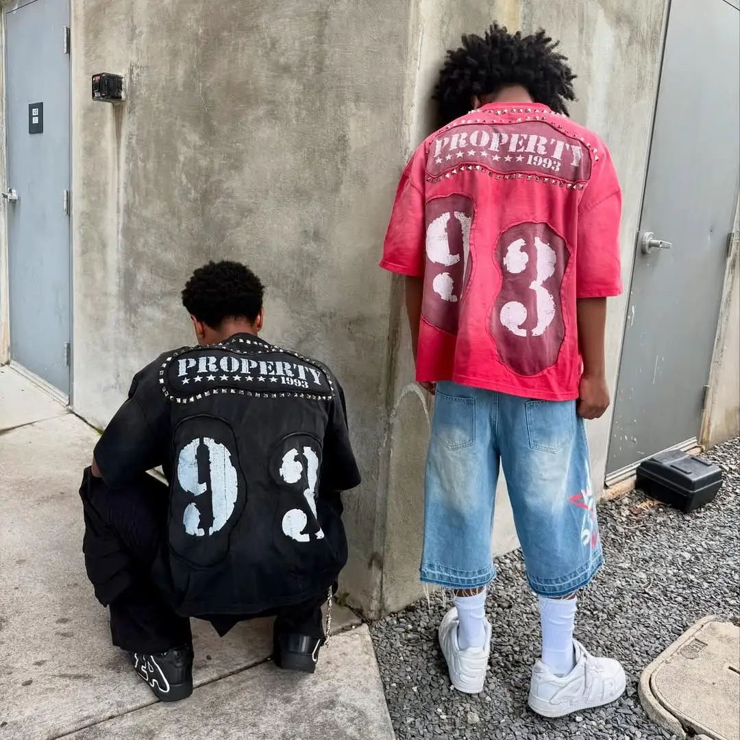 Tilpasset herret-shirt i amerikansk high-street vintage-stil med forældet udseende, studser, korte ærmer og nummerprint – street style, tilpasningsmulighed