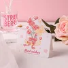 Enivré par le parfum floral et les papillons