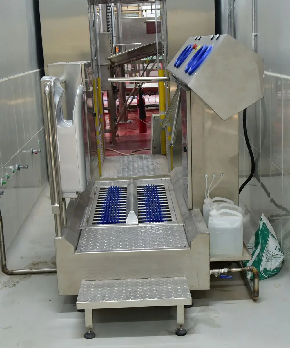 Livestock slaughtering equipment for halal slaughterhouse with cowhide peeling machine