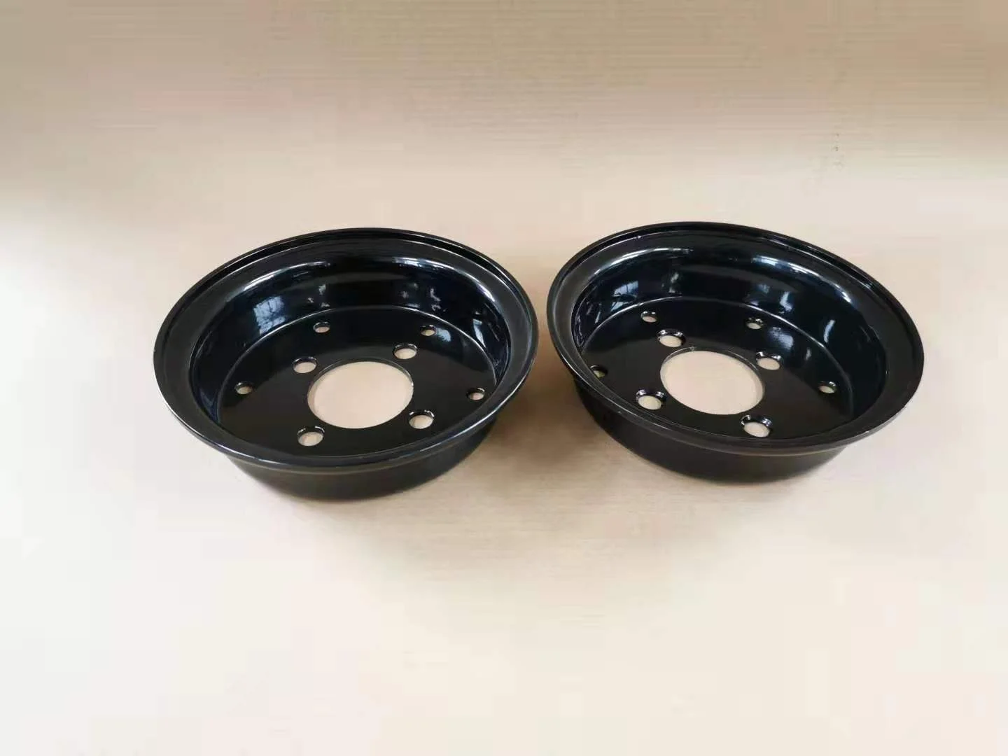 フォークリフト用ソリッドタイヤ 28x9 15 新品・1年保証・3層ゴム