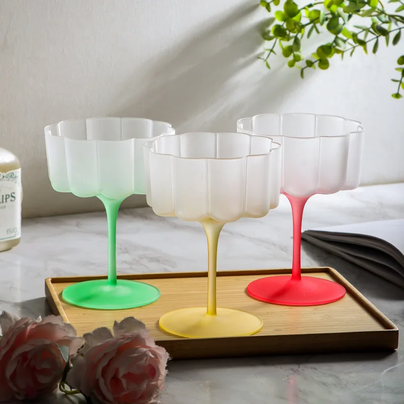 Günstige Martini-cocktailgläser Im Großhandel,Farbige Gerippte Coupe-getränkegläser Für Wein,Partys Und Eiscreme