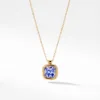 Collana dorata con pendente quadrato sfumato blu e bianco.
