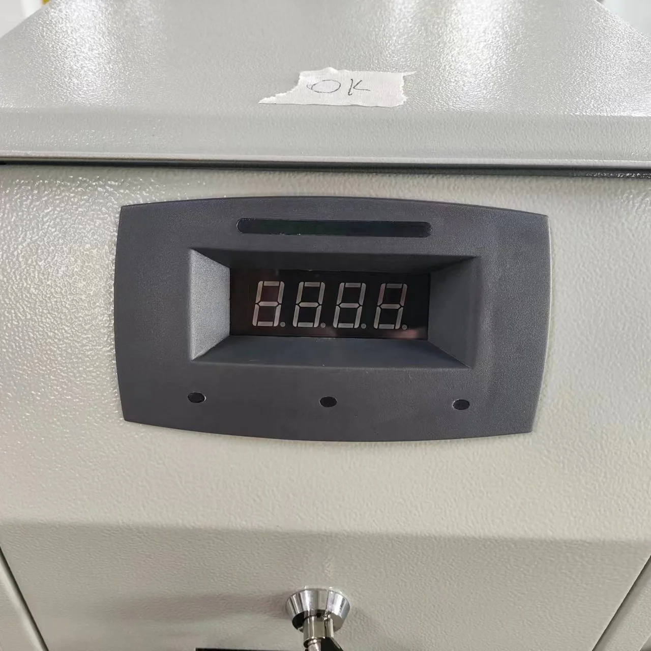 White Free Standing Coin Change Machine Money With 3 Coin Hoppers