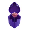 Caja morada con rosas color melocotón rosado.