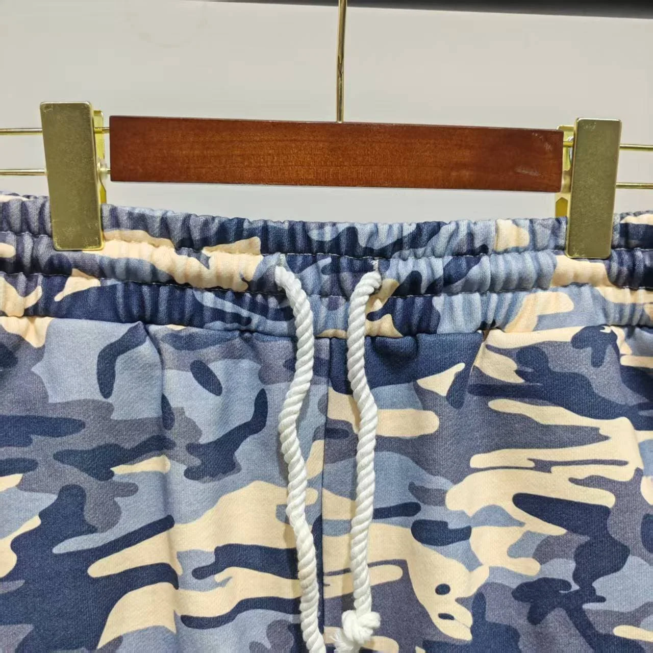 Custom Vintage Camo Raw Hem Drawstring Sweat Shorts Men Distressed Number Patch Label Streetwear Baggy Casual Bottoms gallery 3