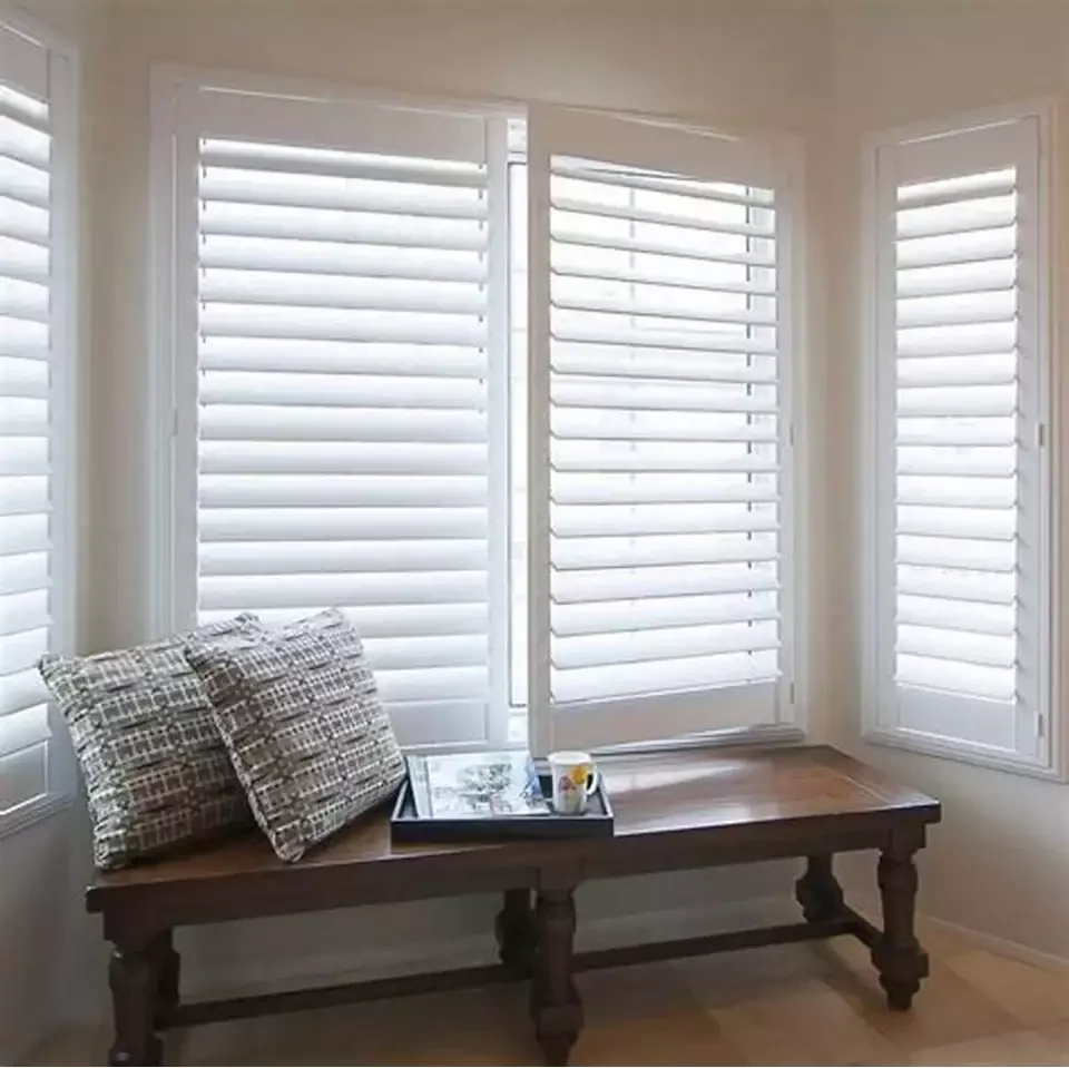 Online Luxury Interior Faux Wood Adjustable Horizontal Plantation Shutter Manual Electric Louvre Folding Wooden Shutter Door