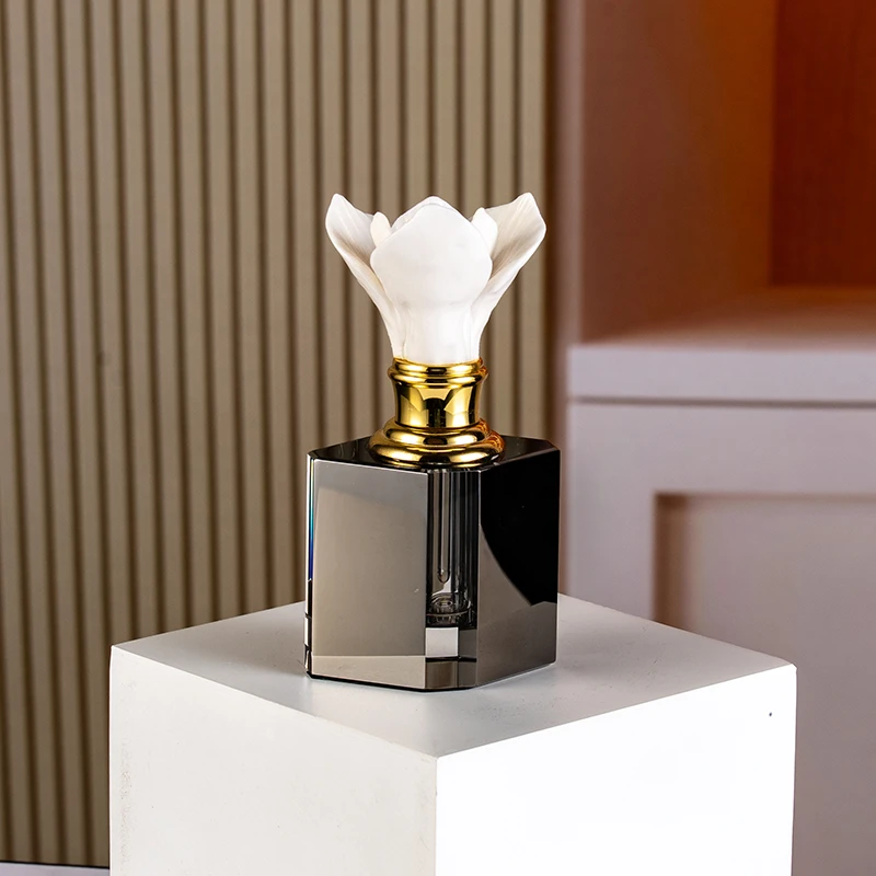 Small Luxury 3ml Glass Crystal Oil Perfume Bottle High Quality Crystal Bottle with Unique Black Cap Crystal Crafts G-203A