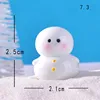 Pupazzo di neve che guarda in basso
