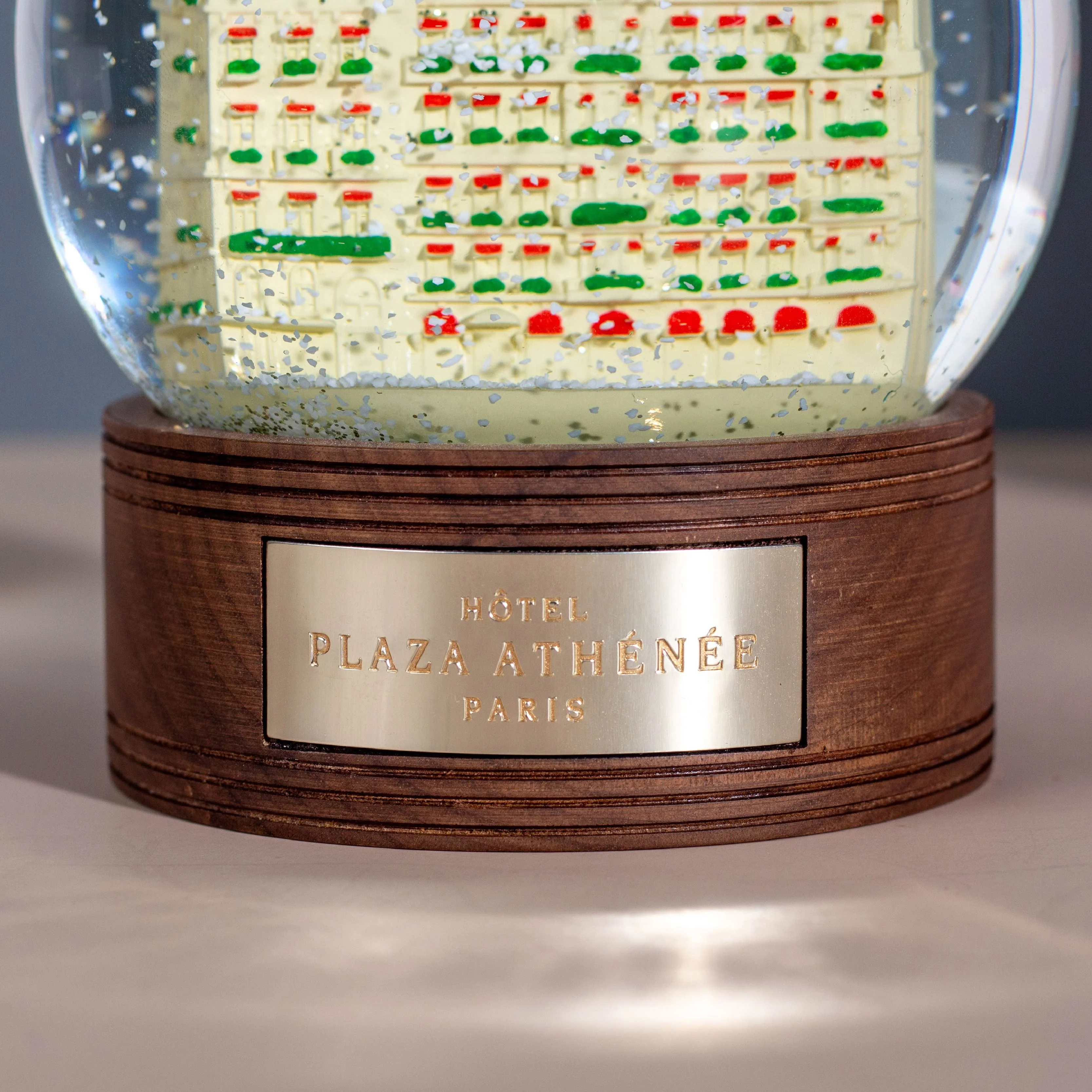 Custom Resin Hotel Architecture Statue With Wooden Base Snow Globe Water Globe Decoration Corporate Anniversary Souvenir Gifts