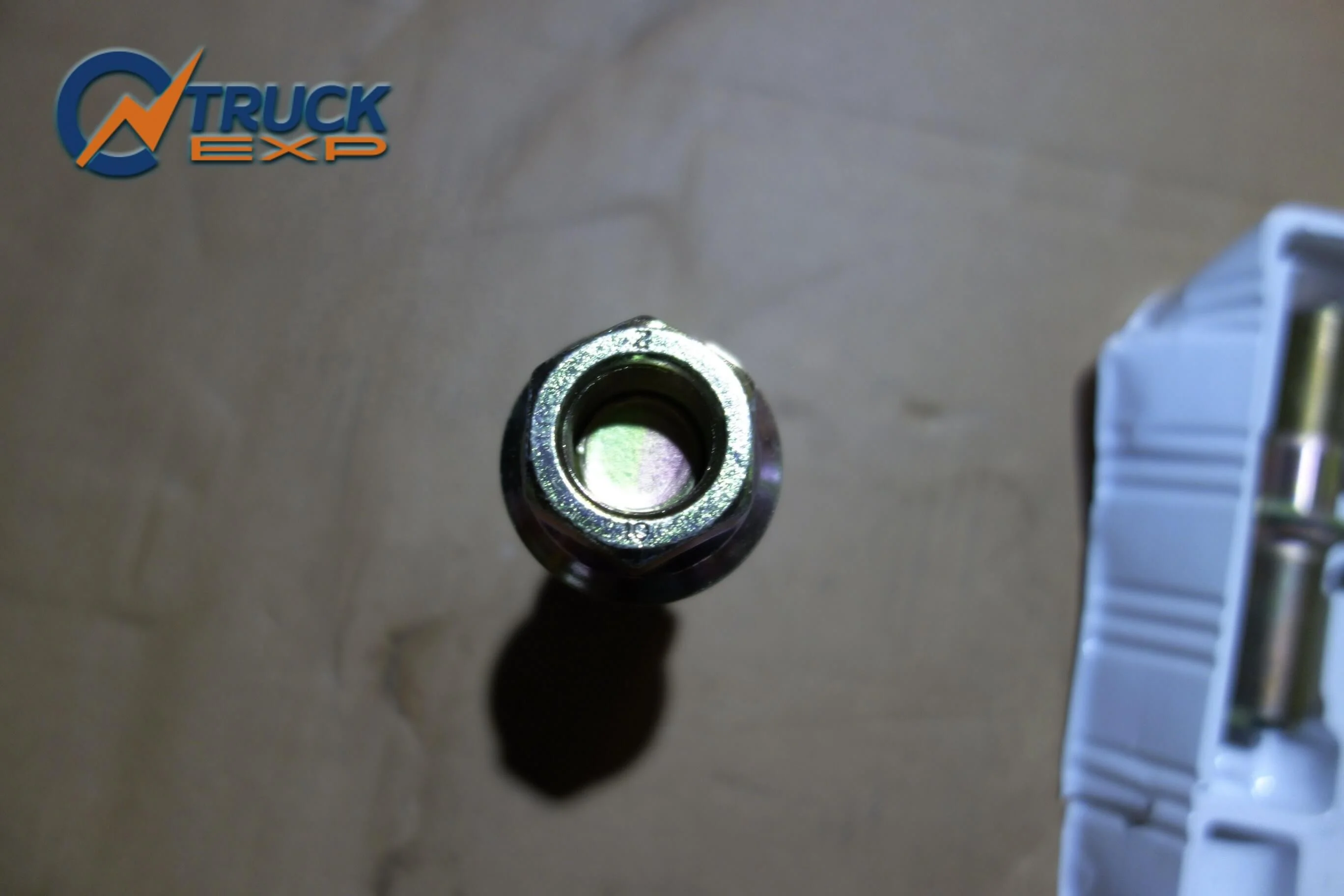 Siontruk HOWO Front Wheel Bolts WG4005415513 - Durable Steel