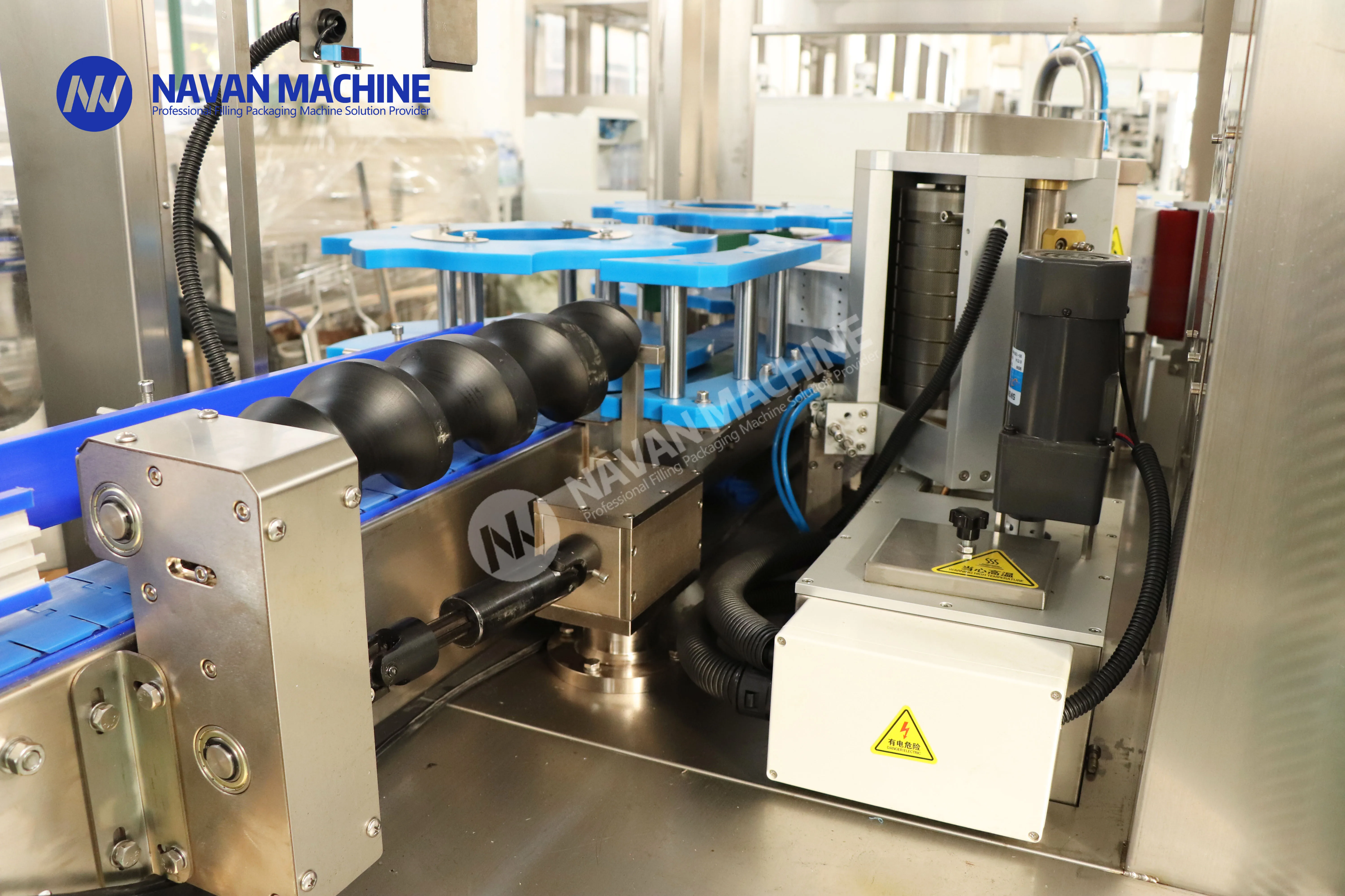 Automatic Plastic Glass Bottle OPP Labeling Machine Round Water Juice Beer Bottle Hot Melt Labeling Machine factory