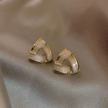 French Retro Niche Earrings Triangle Interlocking Design Elegant Female Temperament Gold Plated Geometric Ear Jewelry New Trend