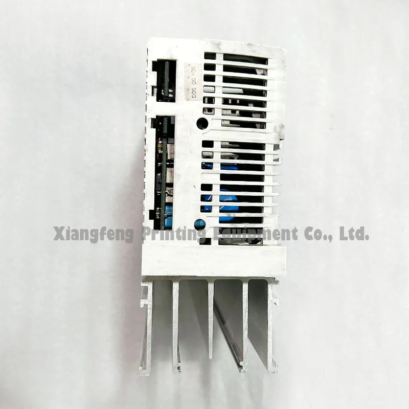 新しいシールレンゼインバーターE82EV751K2C E82EV751-2C 新しいシールレンゼインバーターE82EV751K2C E82EV751-2C