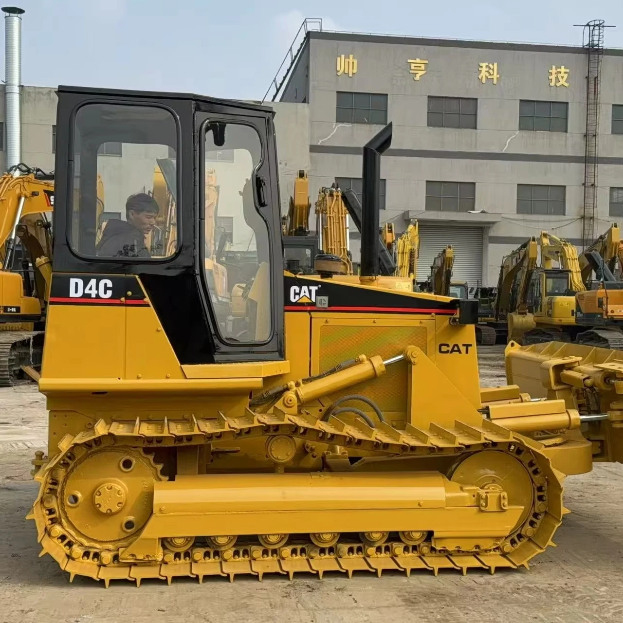 Б/у компактный гусеничный бульдозер CAT D4, мощность 97 кВт, масса 13,5 т, гидравлический, для строительства и дорожных работ, гусеничный трактор для строительства, продажа