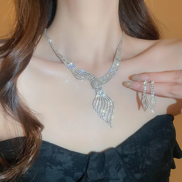 Leaf inlaid diamond necklace set light luxury high-end collarbone chain fashionable wholesale dress accessories Jewelry set