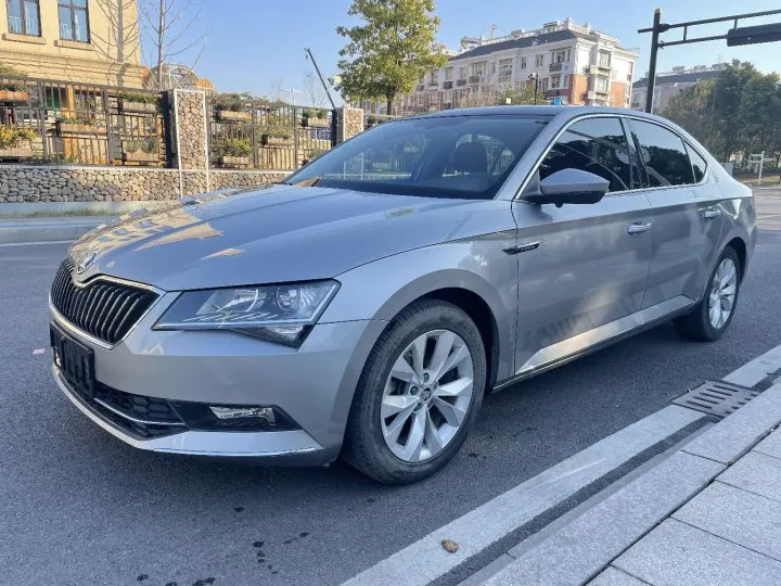 Skoda Superb with manual transmission was registered in December 2017 with a displacement of 1.4L and has driven 110000 km