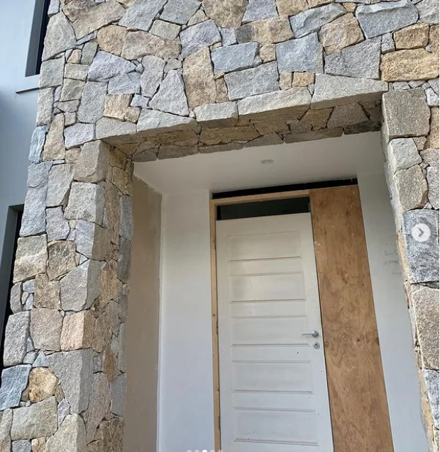 SHIHUI Natural Stone Tiger Yellow Textured Quartzite Free Form Exterior Stacked Decoration Stone Veneer Wall Cladding Stone
