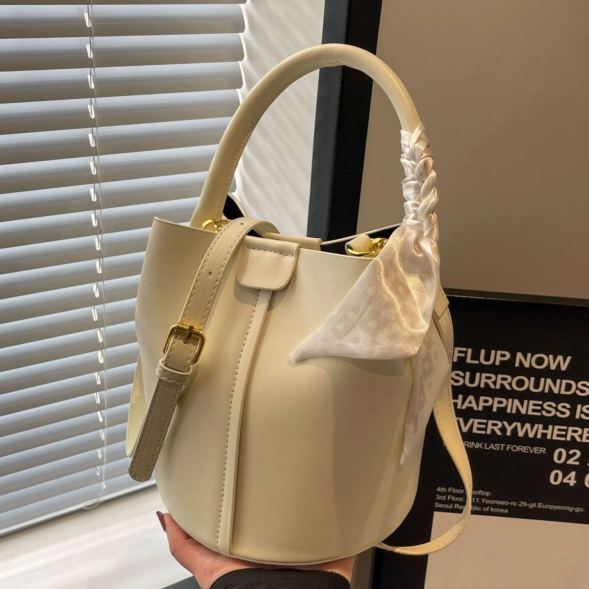 Fashion Spring/Summer New Ledi Bags Women's Handbags Trendy Scarf Water  Bucket Cheap Women Bags Versatile Crossbody Bag