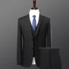 Cappotto nero con 2 bottoni, camicia e pantaloni