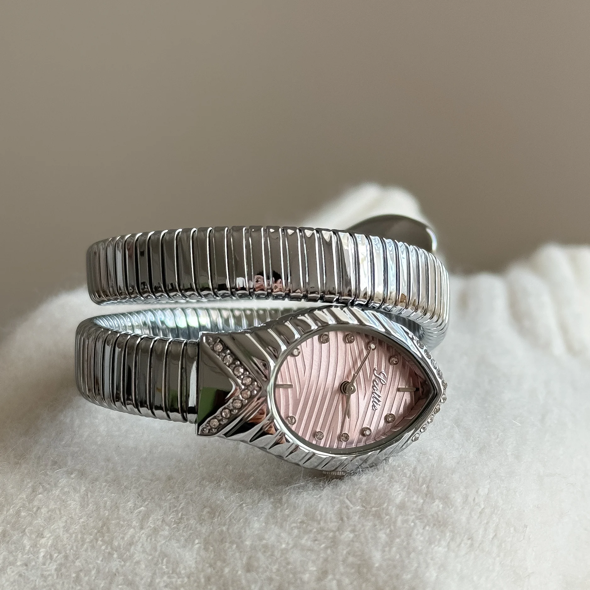 Scottie 9779 Women's Watch - Fashion, Luxury, and Temperament Scottie 9779 Women's Watch - Fashion, Luxury, and Temperament