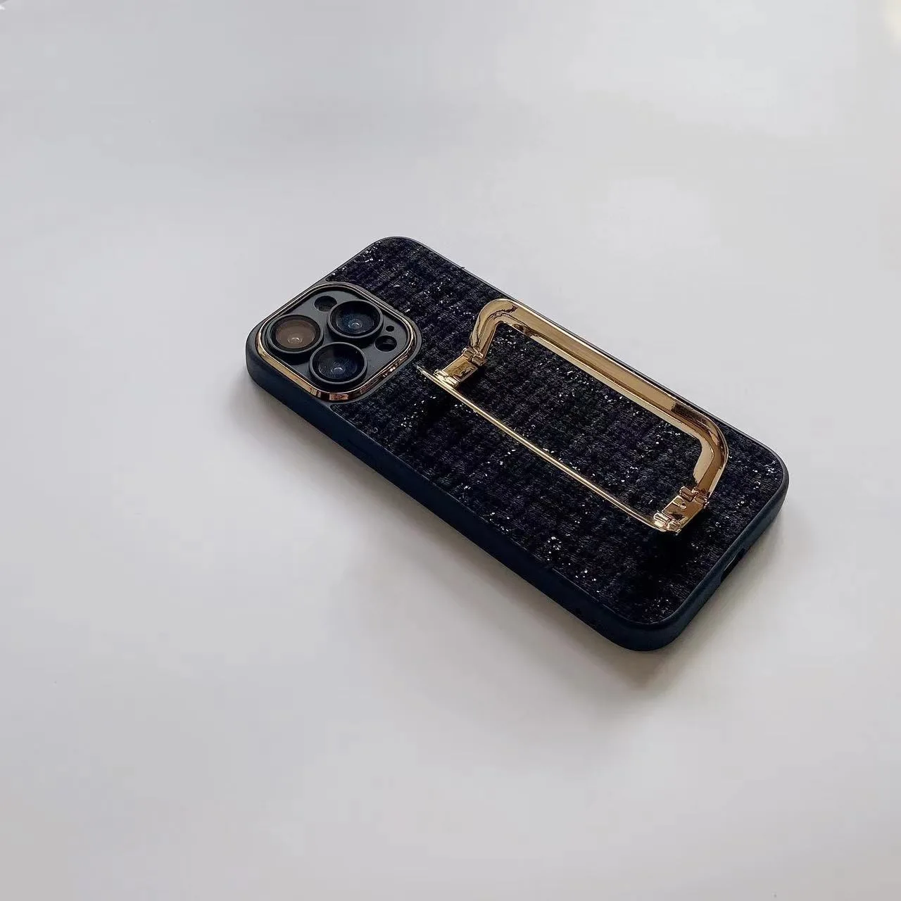 Funda de teléfono móvil de PC inspirada en el estilo Chanel de nuevo diseño Laudtec para iPhone 15 y 14 con soporte metálico plegable  