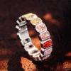 Anillo de oro macizo de 10 quilates con piedra preciosa de laboratorio.