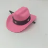 Casquette rose, ceinture étoile à cinq branches, corde de menton