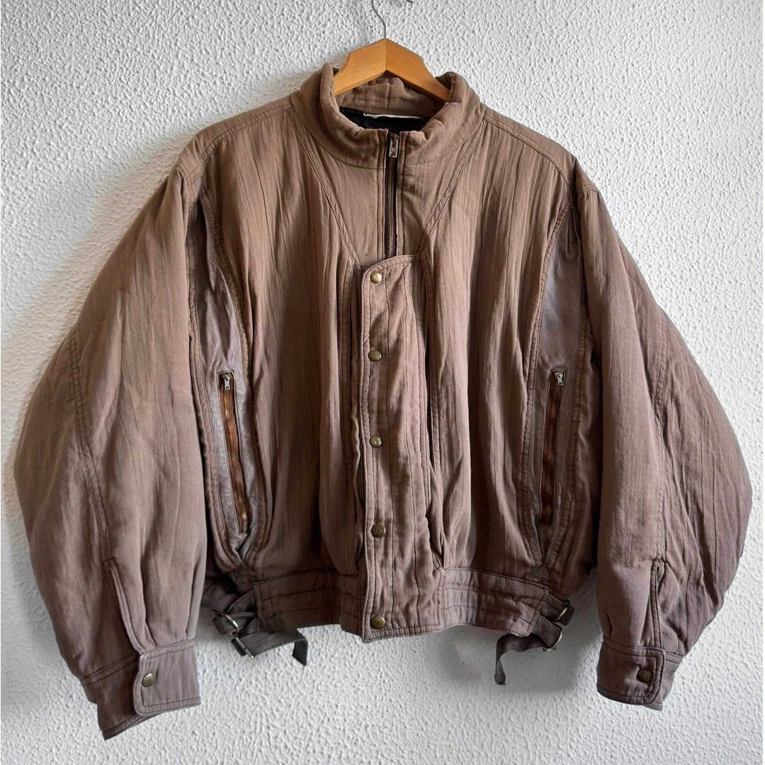 Producent dostosowanych vintageowych kurtki bomber dla mężczyzn z podniesionym kołnierzem, przyszpikowaną, w stylu vintageowego stroju roboczego, pomarszczonej, codziennej odzieży wierzchniej, OEM, własna marka