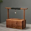 Grande boîte à mouchoirs en noyer nord-américain avec cloche