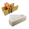 Caja de madera con molde transparente verde.