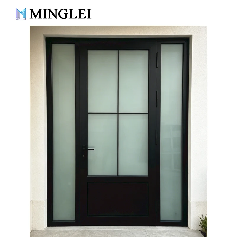 باب أمامي أمريكي الطراز من الألومنيوم، باب دخول ذكي قابل للضبط مصنوع من الزجاج، عازل حراريًا ويوفّر الخصوصية، وباب فرنسي