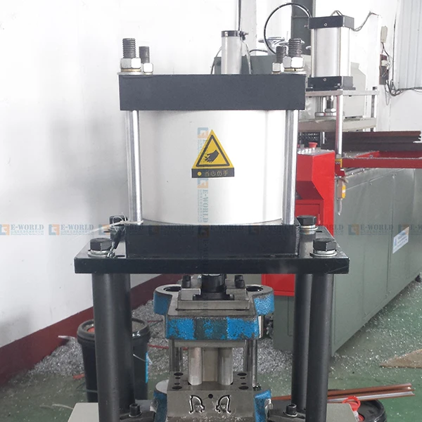 Высокоскоростной аппаратный штамповочный станок для изготовления алюминиевых и ПВХ дверей окон по низкой цене