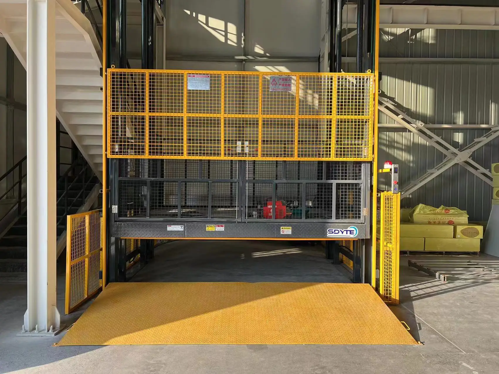 Hoisting  Elevator Lift Customized Height Hydraulic Chain Lift Heavy Objects Guide Rail Indoor Industrial Warehouse Cargo Lift