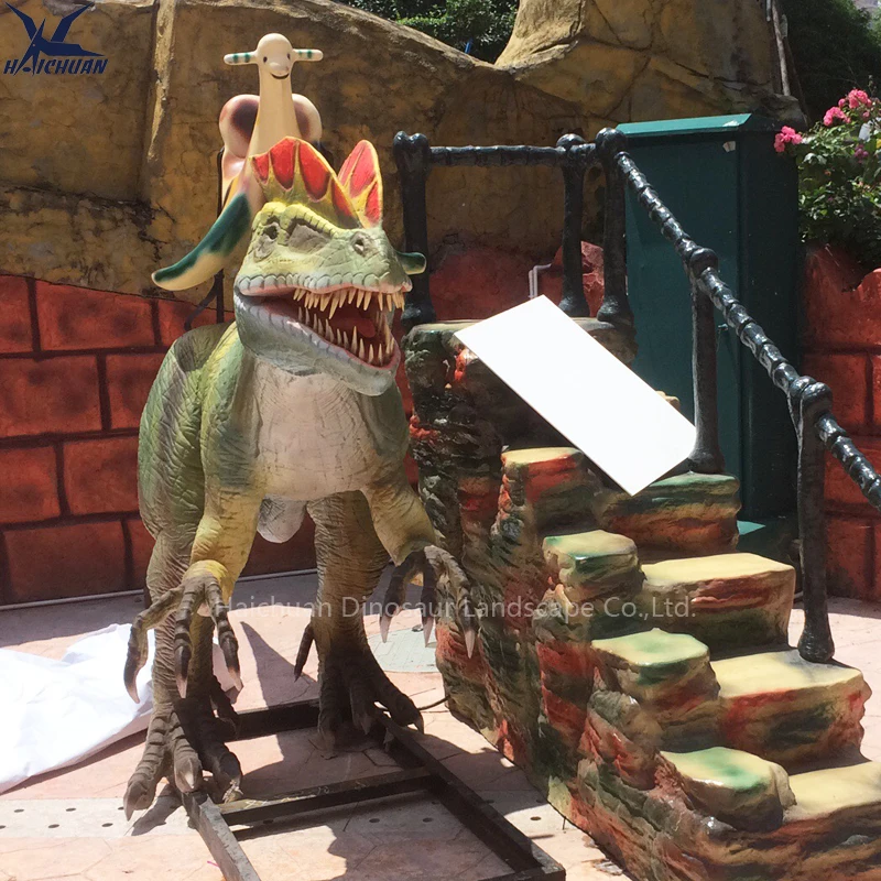 Lebensgroßes animiertes Dilophosaurus-Fahrzeug, Außenbereich, bewegliche Dinosaurier-Attraktion für Kinder und Erwachsene in Einkaufsstraßen
