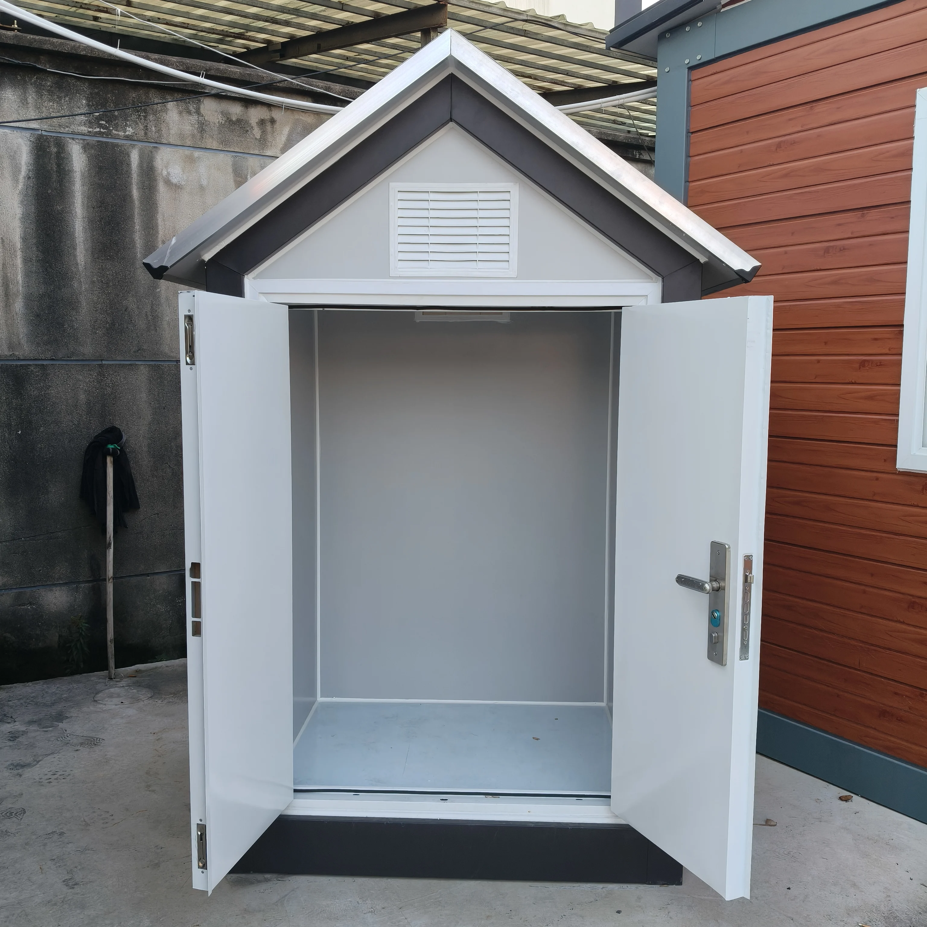 كابينة خارجية جاهزة قابلة للنقل بطول 7 أقدام مع ألواح فولاذية ولوحات ساندويتش، مأوى صغير للأدوات أو الحيوانات الأليفة، كوخ للحديقة أو المنزل