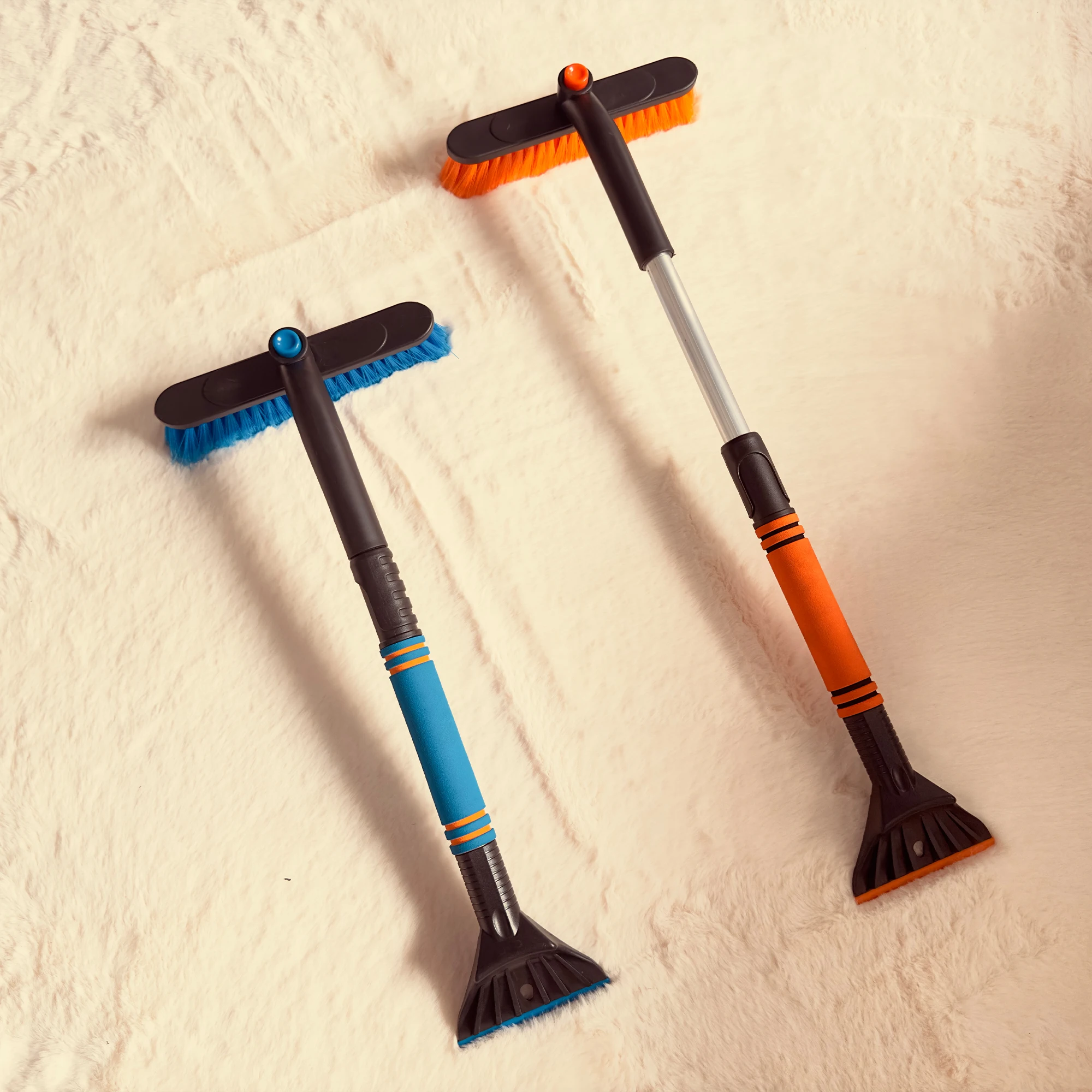 Телескопическая щетка для уборки снега