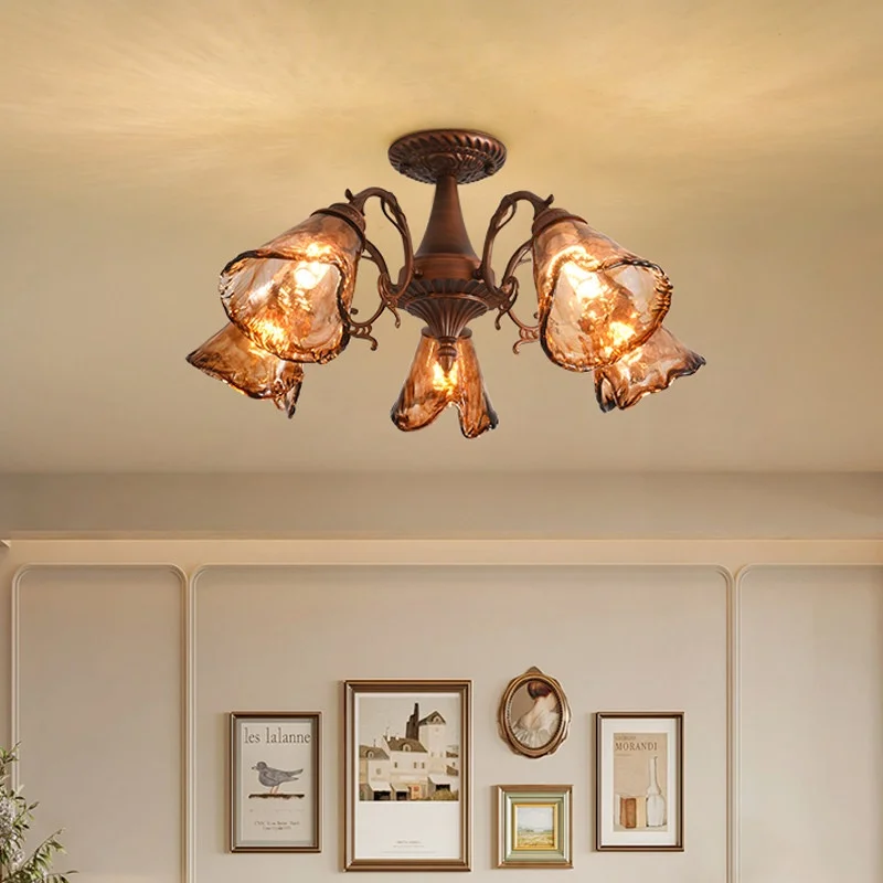 Französisch-stilvolle vintage Deckenleuchte aus Eisen und Glas mit LED-Beleuchtung, blumenförmig, Mid-Century-Design, Hochwertige Schlafzimmerlampe für das Hauptschlafzimmer