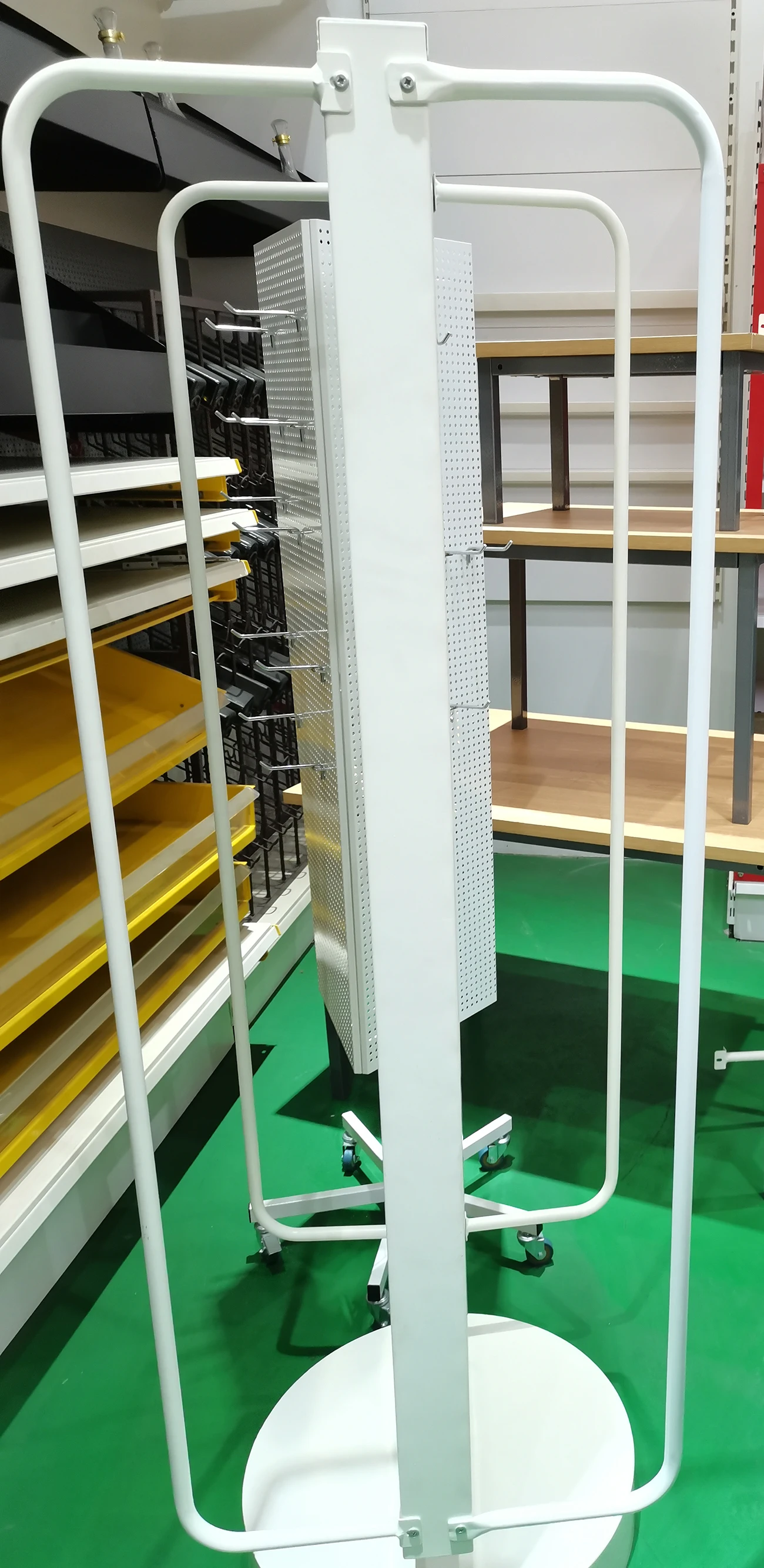 Вращающиеся круглые стеллажи с боковой рейкой и небольшими полками для демонстрации продажи