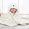 Oso blanco entrecerrando los ojos