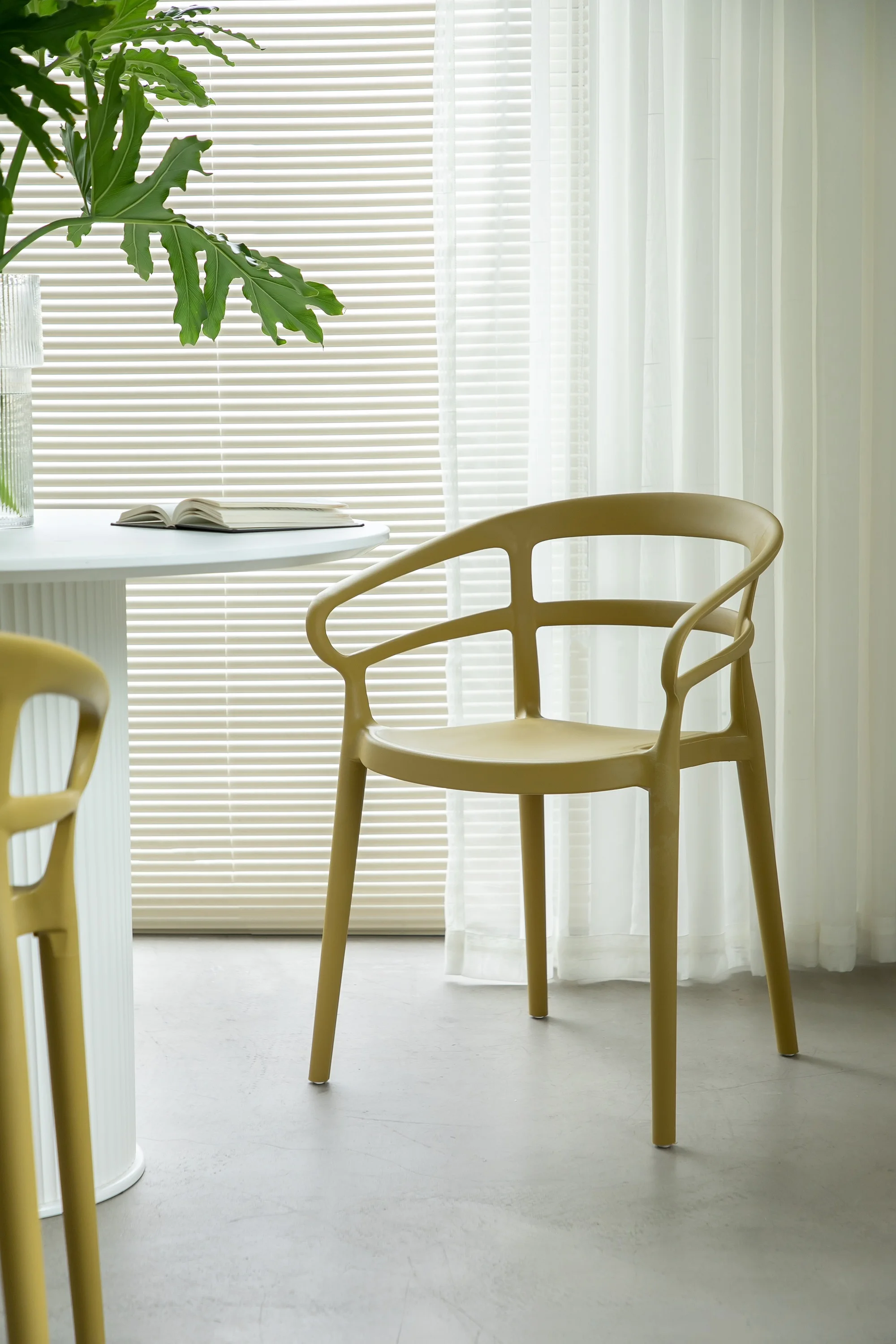 New Design Cheap Modern Armrest Designer Plastic Chair