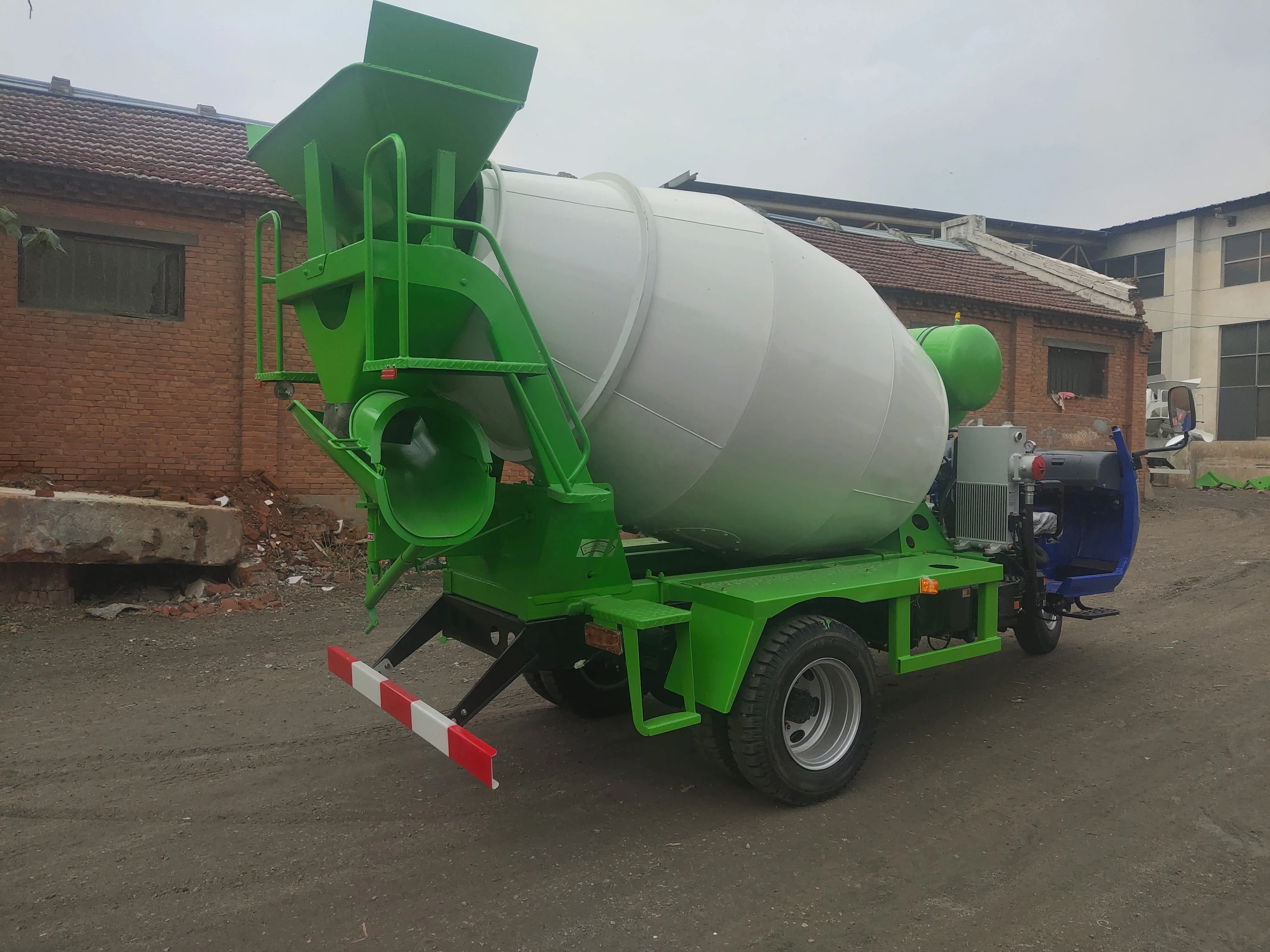 Новый стиль 4 кубических метра самозагрузка готовый смешанный грузовик бетономешалка барабан цена грузовик