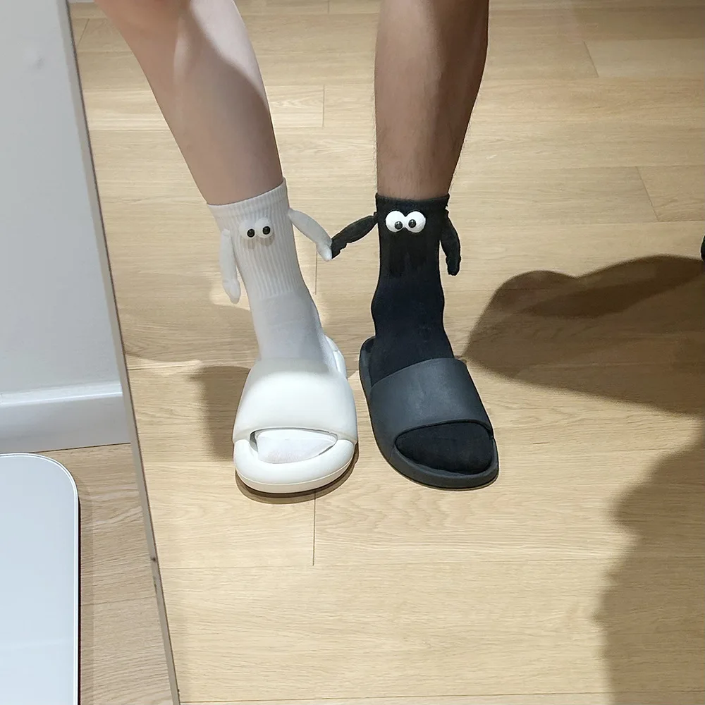 Funny Magnetic Suction 3d Doll Couple Socks Couple Holding Hands Socks ...
